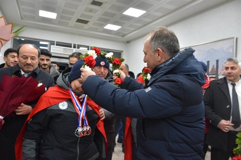 MEŞALELER DADAŞLARIN ÖZEL GURURLARI İÇİN YANDI