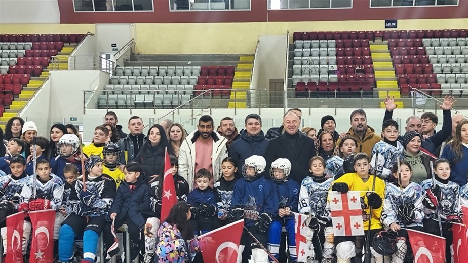 BUZDA DOSTLUK RÜZGARI ESTİ