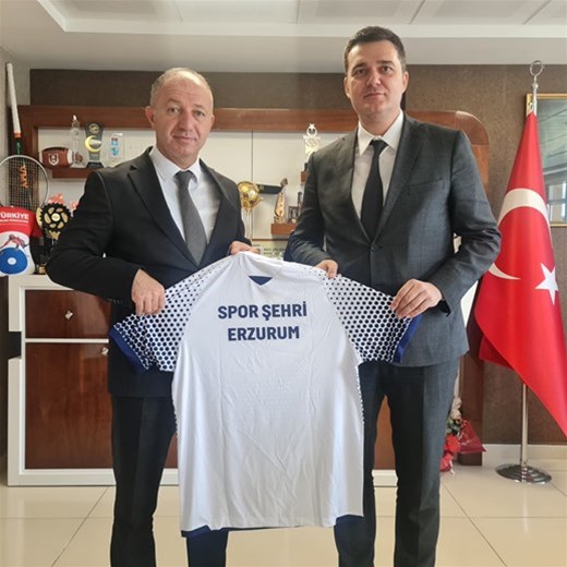 GÜNAYDIN’A FORMA HEDİYE ETTİ
