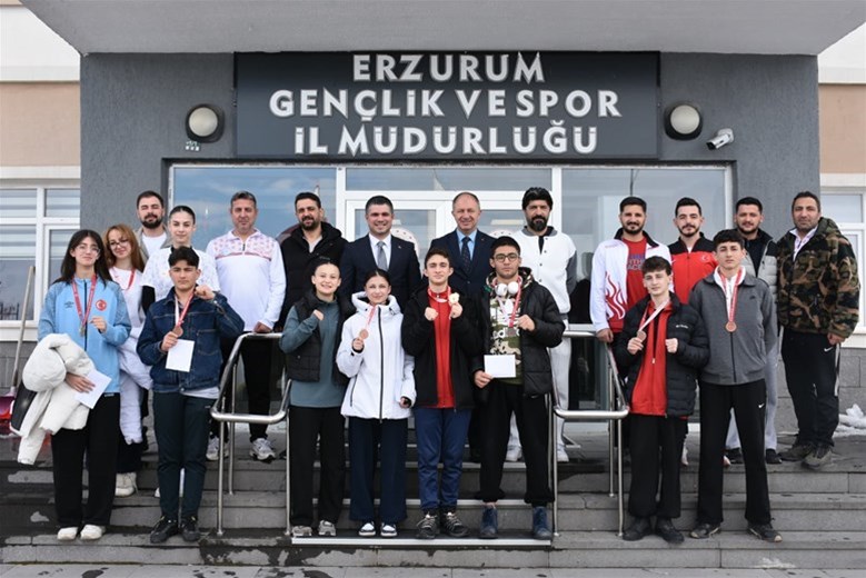 ŞAMPİYON TAEKWONDOCULAR ÖDÜLLENDİRİLDİ!