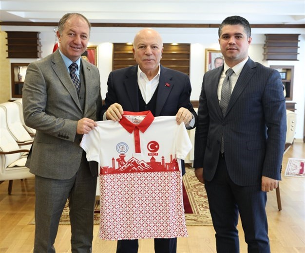 BAŞKAN SEKMEN’E ERZURUM TEMALI FORMA